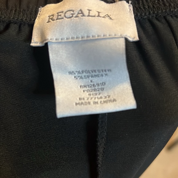 Shirt with fringes with black pants. - Picture 7 of 8